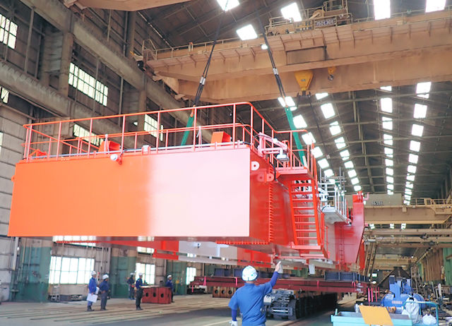 製作したブームを工場から出荷する様子