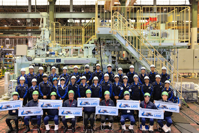 600台目のお客様と当社関係者の記念写真 2025年