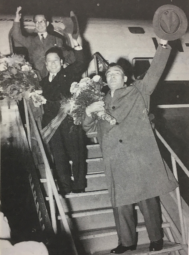 Vice President Nakayasu (center) and Engineering Manager Asano (foreground) departing on a business tour of Europe and the U.S.
