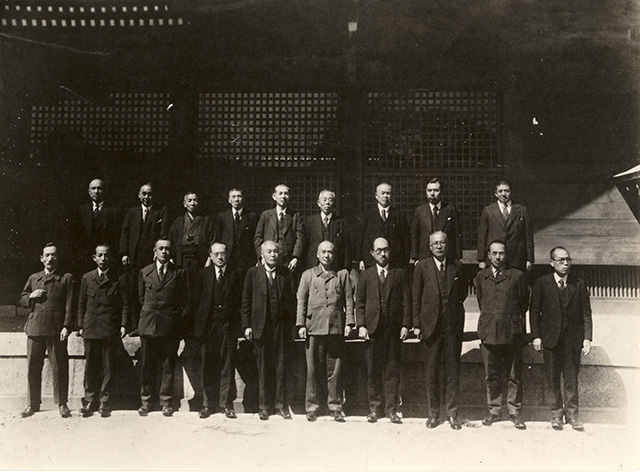 Group photo of Ube Industries, Ltd. at the time of its establishment, Kotozaki Hachimangu Shrine, 1942
