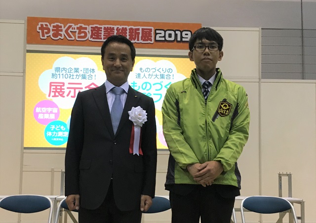 当社社員で山口県代表として電気溶接職種に出場する天満選手(村岡県知事と)