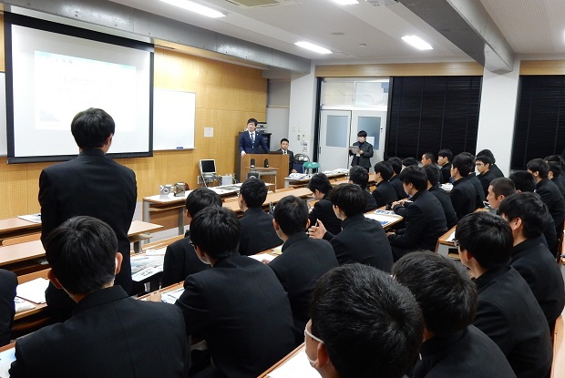 講座風景（学生からの質問を聞く和田氏）