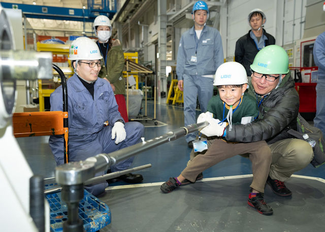 名古屋事業所の「ボルト締め体験」の様子