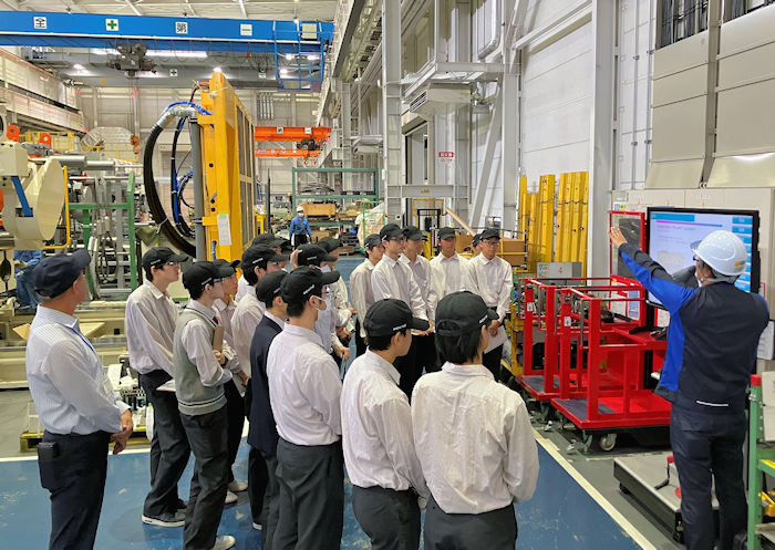工場内の組立エリア見学の様子
