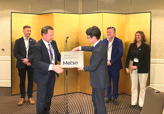 授与式にてプレートを受け取る当社の秦取締役（写真左から3人目）