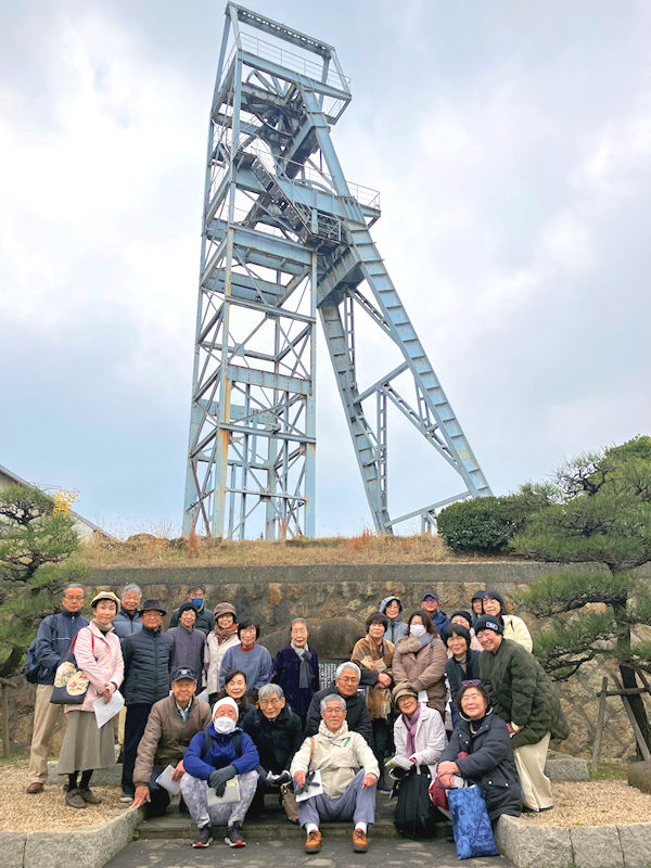 電車竪坑櫓で記念写真に納まる参加者