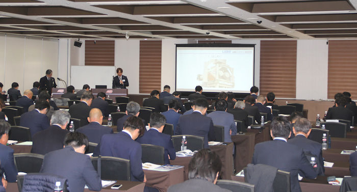 発表をする加納と会員企業様のご聴講の様子