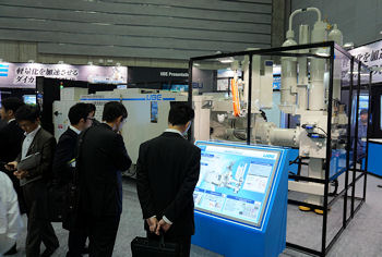 当社ブース/「UB350iSm」の実機前