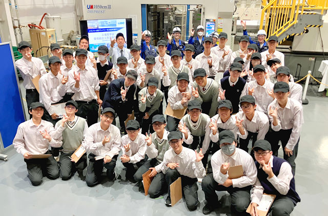 当社名古屋事業所を見学する高校生